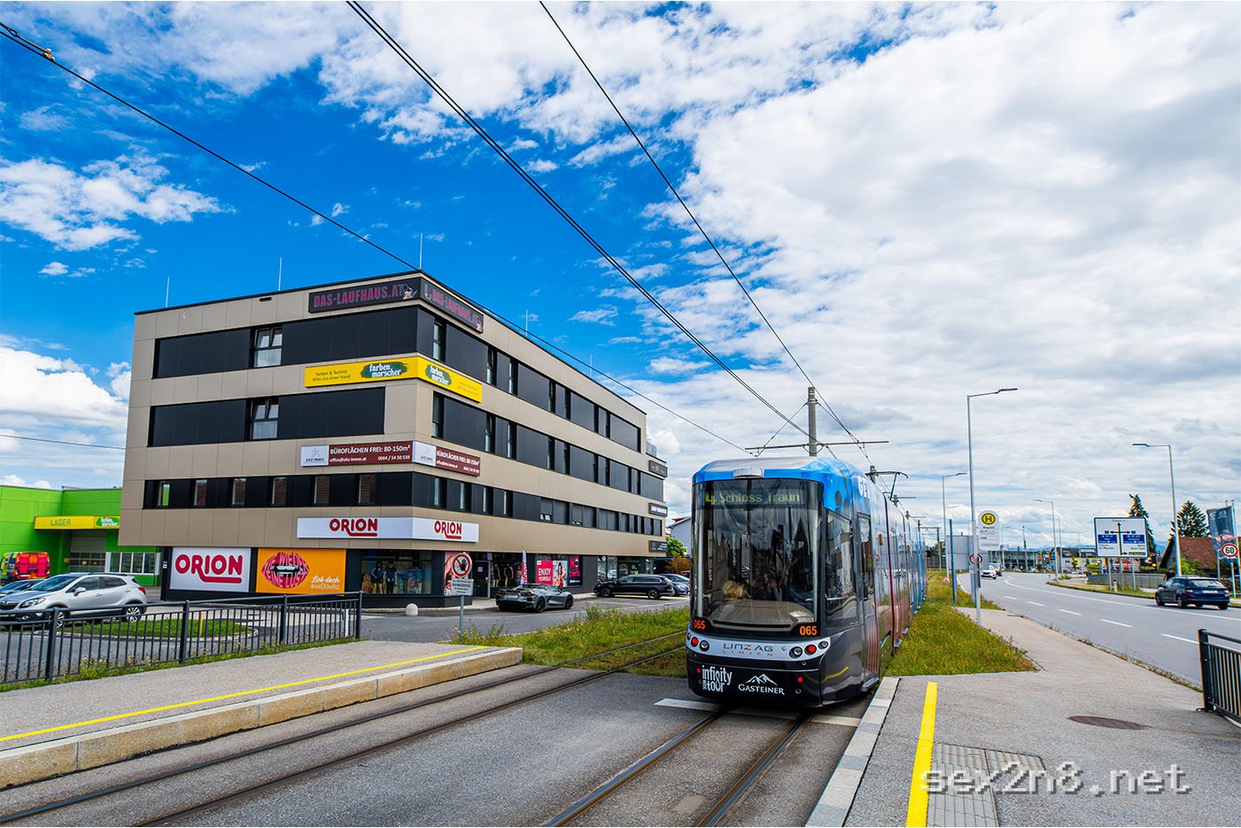 Laufhaus Linz Pasching – Aussenansicht & Eingang