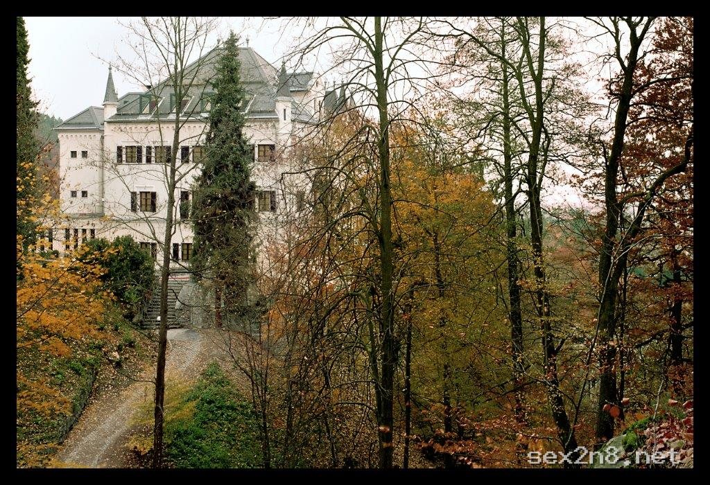 Babylon Klagenfurt – Schloss Freyenthurn – Aussenansicht & Eingang
